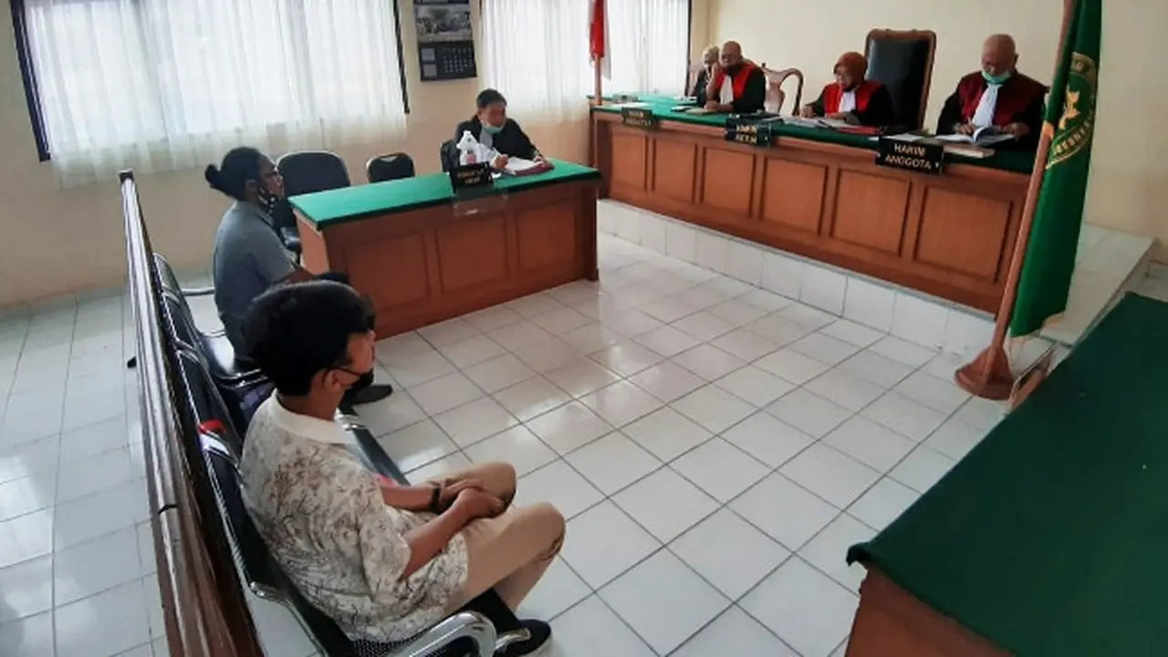 Dua pelanggar PSBB Pekanbaru jalani sidang dan divonis bayar denda Rp 200 ribu per orang.