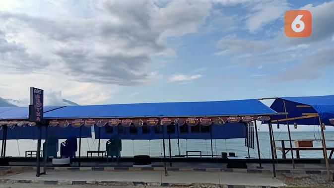 Warung tenda di sepanjang Pantai Talise. (Liputan6.com/Dinny Mutiah)