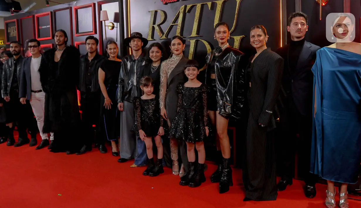 Deretan pemeran film Ratu Adil. (Liputan6.com/Herman Zakharia)