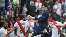 Pemain Real Madrid, Gareth Bale, mencetak gol melalui sundulan ke gawang Rayo Vallecano dalam laga La Liga Spanyol di Stadion Campo de Fútbol de Vallecas, Sabtu (23/4/2016). (AFP/Curto De La Torre)