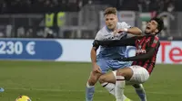 Penyerang SS LAzio, Ciro Immobile hentikan pergerakan Lucas Paqueta pada laga semifinal Coppa Italia yang berlangsung di stadion Olimpico, Roma, Rabu (27/2). AC Milan bermain imbang 0-0 kontra SS Lazio. (AP Newsroom)