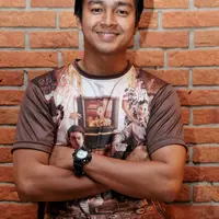 Deva Mahendra mempunyai tips cara membakar emak saat berpuasa yakni dengan melatih otot pada saat jelang berpuasa atau pada malam hari. (Adrian Putra/Bintang.com)