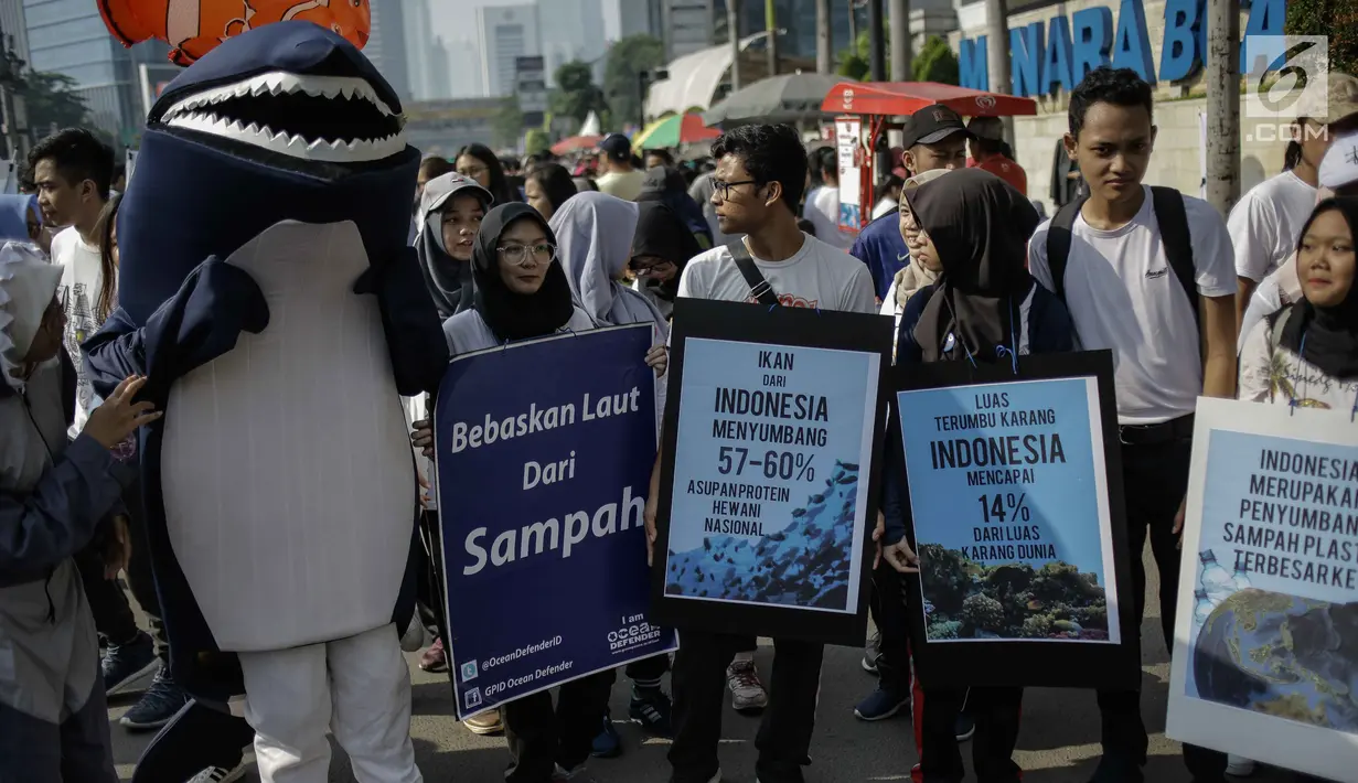 Sejumlah mahasiswa menggelar aksi kampanye tentang kehidupan biota laut saat Car Free Day di Kawasan Bunderan HI, Jakarta, Minggu (4/3). (Liputan6.com/Faizal Fanani)
