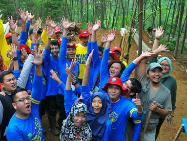 Peserta Campus Citizen Journalist Green Adventure Camp bersama WIKA saat berada di lokasi hutan sengon milik Wika, Bogor, Selasa (31/5/2016). Liputan6.com gelar Green Camp bersama PT WIKA untuk Citizen Journalist. (Liputan6.com/Yoppy Renato)