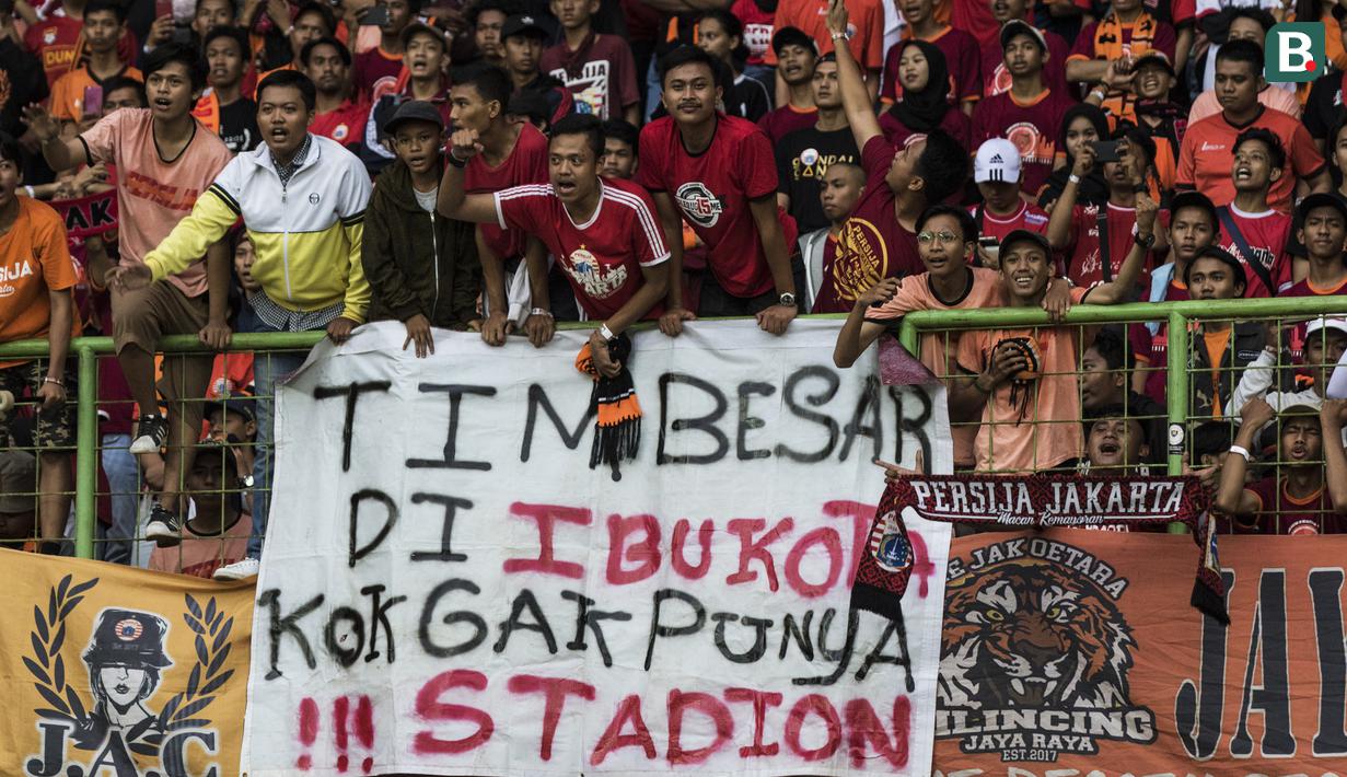 Suporter Persija Jakarta, The Jakmania, memberikan dukungan saat melawan Barito Putera pada laga Liga 1 di Stadion Patriot, Jawa Barat, Selasa (30/10). Persija menang 3-0 atas Barito. (Bola.com/Vitalis Yogi Trisna)