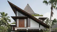 15 Inspirasi Desain Rumah Sempit Atap Miring ke Belakang Tren 2025, Modern &amp; Fungsional