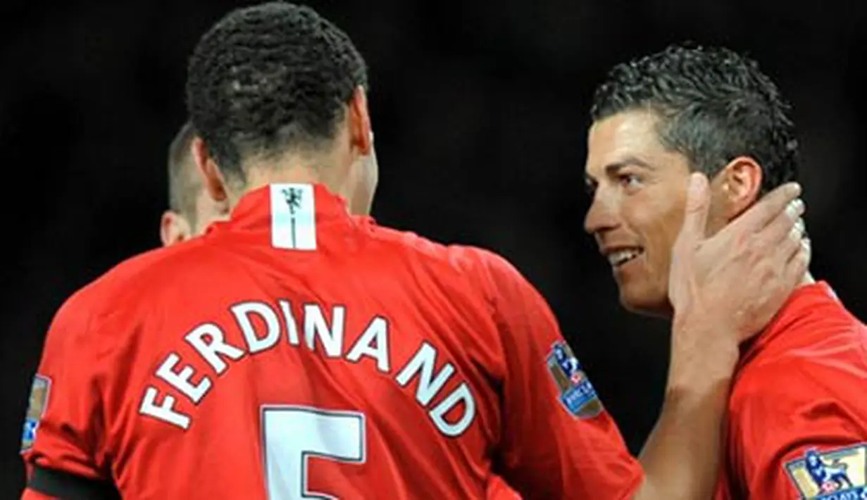 Manchester United's Cristiano Ronaldo celebrates with Rio Ferdinand after scoring the opening goal during English Premiership match against Everton at Old Trafford, on January 31, 2009. AFP PHOTO/ANDREW YATES