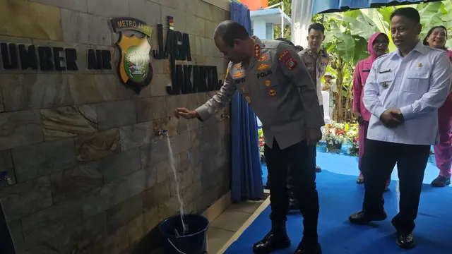 Kapolda Metro Jaya, Komjen Asep Edi Suheri saat mencoba bantuan sumur untuk warga di wilayah Duren Mekar, Bojongsari, Depok