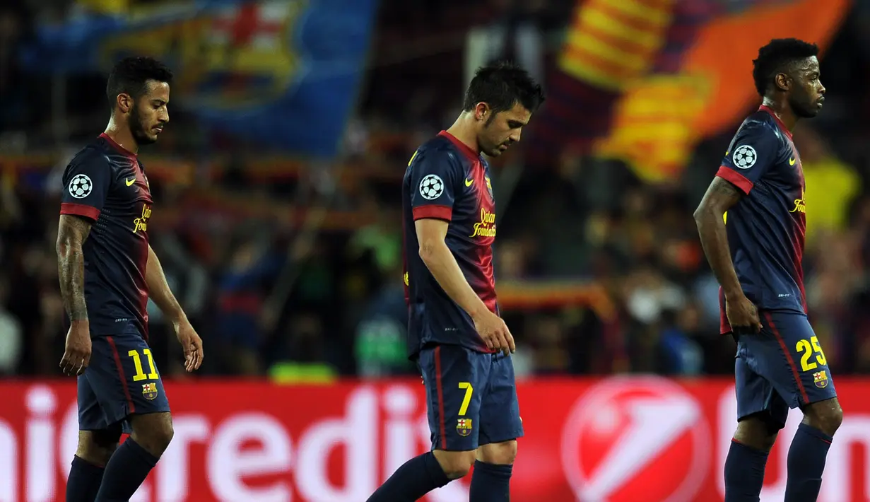 Pemain Barcelona tertunduk usai menelan kekalah agregat 7-0 atas Bayern Munchen pada laga semifinal Liga Champions musim 2012/13. (AFP/Lluis Gene)