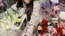 Ayu pun tampil dengan piyama polkadot serta bondu ulang tahunnya yang di kelilingi bunga dan kue ulang tahunnya. (@ayutingting92)
