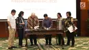 CEO PT Freeport Richard Adkerson dan Dirut Inalum Budi Gunadi Sadikin disaksikan Menkeu, Menteri ESDM, Menteri BUMN dan Menteri LHK menandatangani pengambilalihan saham 51% PT Freeport Indonesia di Jakarta, Kamis (12/7). (Liputan6.com/Angga Yuniar)