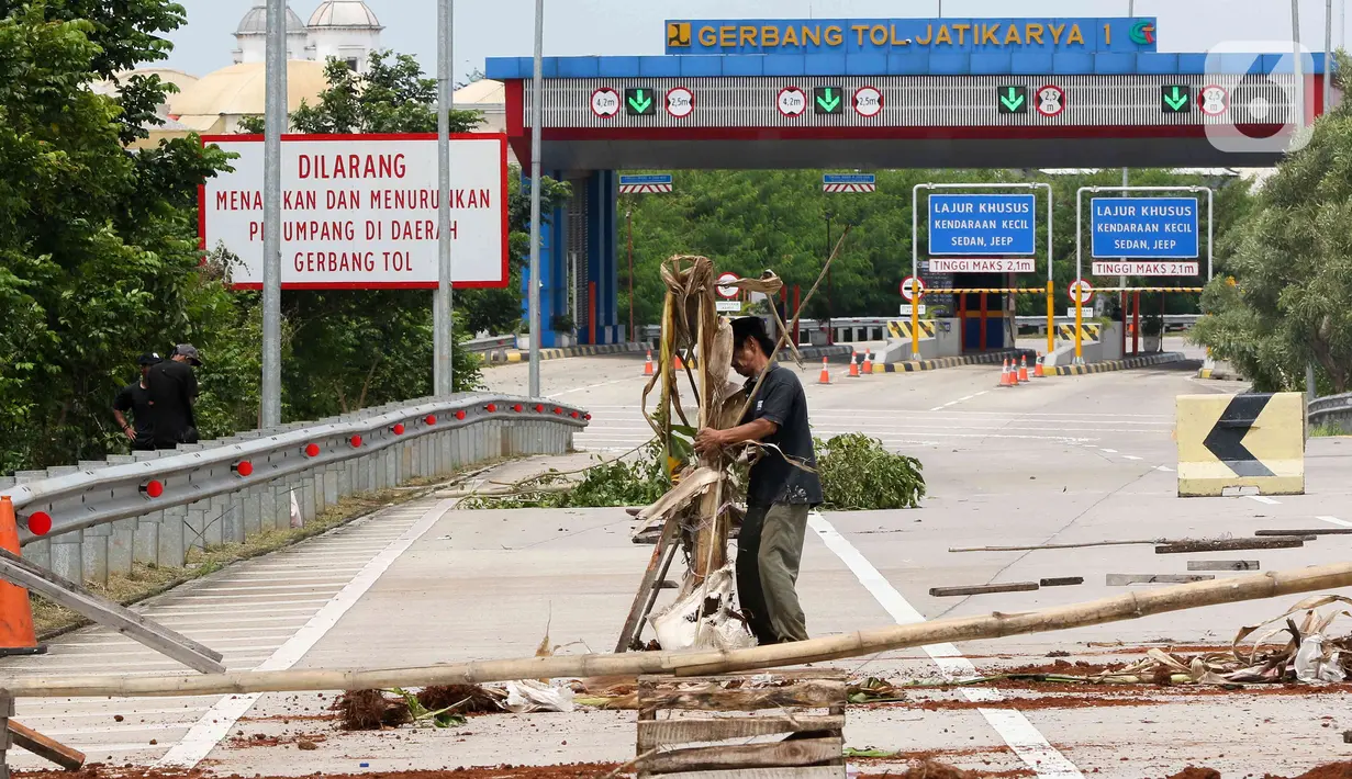 Warga melakukan aksi menutup akses jalan menuju Gerbang Tol (GT) Jatikarya 1& 2, di Jalan tol Cimanggis-Cibitung, Bekasi, Jawa Barat, Rabu (8/2/2023). Dalam aksinya mereka menuntut Pengadilan Negeri Kota Bekasi segera menyelesaikan pembayaran atas penggunaan tanah untuk tol seluas 4,2 hektar. (Liputan6.com/Herman Zakharia)