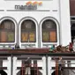 Pekerja sibuk memperbaiki gedung milk bank pemerintah di Kawasan Kota Lama Semarang . Rabu ( 2 /03 /2016 ) langkah ini sebagai restorasi bangunan tua di kota lama  semarang. (Gholib)