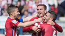 Ekspresi striker Atletico Madrid, Antoine Griezmann, setelah mencetak gol ke gawang Real Betis dalam laga La Liga di Stadion Vicente Calderon, Madrid, (2/4/2016). (AFP/Curto De La Torre)