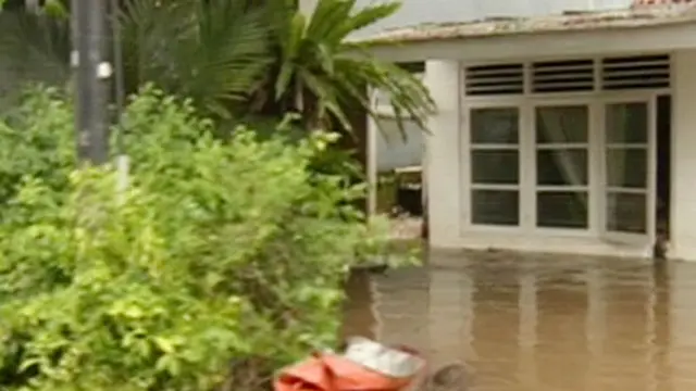 [VIDEO] Listrik Mati Akibat Banjir, Warga Kebayoran Baru Ngungsi