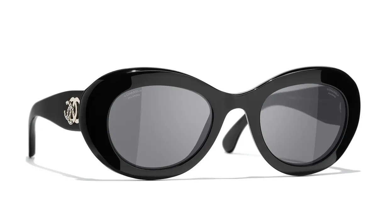 Chanel hadirkan koleksi Chanel Summer 2022 Eyewear yang menyatukan 3 tema, yaitu perisai yang terinspirasi dari tahun 90an, sunglasses dengan bingkai berkilau, ditambah seri baru dari bingkai optik yang abadi. Foto: Document/Chanel.