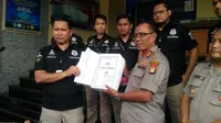 Penyidik Polda Metro Jaya menyerahkan berkas perkara Ratna Sarumpaet. (Merdeka.com/Ronald)