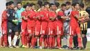 Para pemain Indonesia U-19 bersalaman dengan pemain Malaysia U-19 usai laga Kualifikasi Piala Asia U-19 2018 di Stadion Public, Paju, Senin (6/11/2017). Indonesia kalah 1-4 dari Malaysia. (AFP/Kim Doo-Ho)