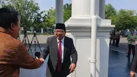 Mantan Gubernur Jatim Soekarwo atau Pakde Karwo mendatangi Istana Kepresidenan. (Lizsa Egeham/Liputan6.com)