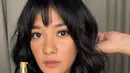 Naysilla Mirdad terlihat menggemaskan dengan rambut berponi. Rambut sebahunya ditata bergelombang dan diberi poni tirai yang membuat penampilannya terlihat lucu. Foto: Instagram.