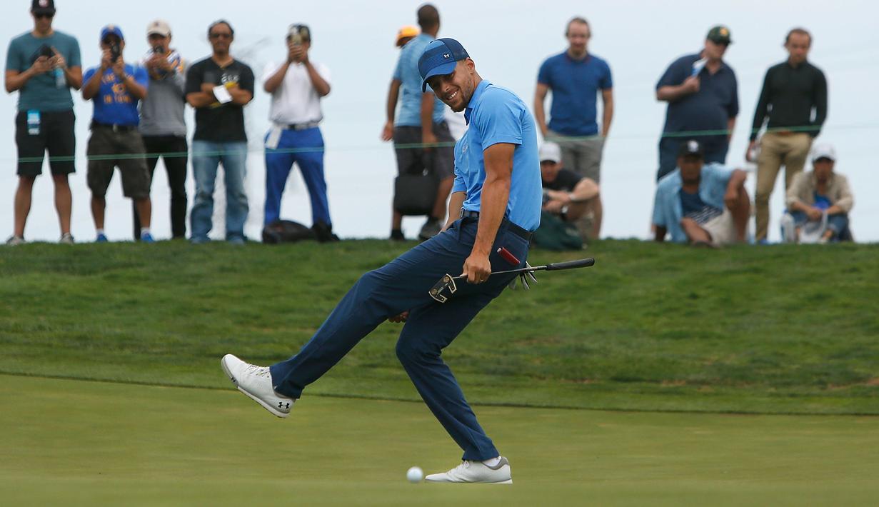 Ekspresi Stephen Curry saat puttnya meleset di lubang kedelapan saat putaran Ellie Mae Classic di TCP Stonebrae di Hayward, California (3/8). Stephen Curry  merupakan pemain NBA di klub Golden State Warriors. (Lachlan Cunningham/Getty Images/AFP)