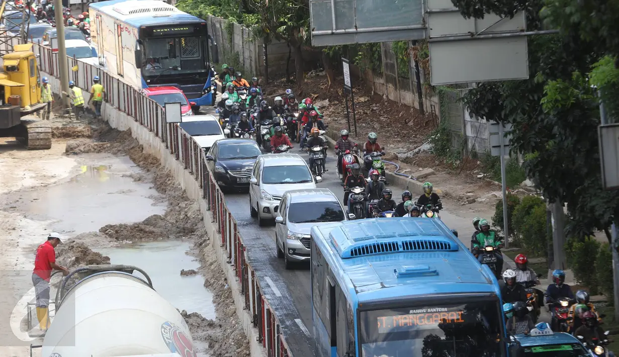 Kendaraan melintas disebelah proyek pembangunan di persimpangan Jalan Gatot Subroto, Jakarta, Senin (10/4). (Liputan6.com/Immanuel Antonius)