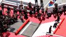Pekerja memasang karpet merah di depan pintu masuk utama jelang upacara pembukaan Festival Film Cannes 2019 di Cannes, Prancis, Selasa (14/5/2019). Festival Film Cannes 2019 berlangsung pada tanggal 14 hingga 25 Mei. (REUTERS/Stephane Mahe)