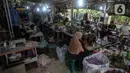 Pekerja menyelesaikan pembuatan baju di sebuah konveksi milik Nca di Curug, Bogor, Jumat (19/11/2021). BPJS Ketenagakerjaan menargetkan kepesertaan pekerja informal dalam program bukan penerima upah atau BPU terus meningkat dan mencapai 43 persen pada 2026. (Liputan6.com/Johan Tallo)