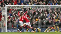 Gelandang MU, Ander Herrera cetak gol ke gawang Arsenal (Reuters)