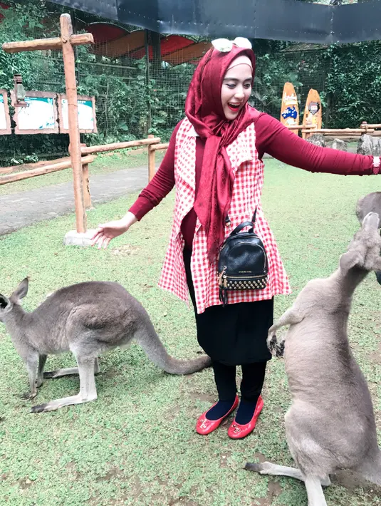 Di kehamilannya mengandung anak kembar April Jasmine terlihat begitu bahagia. Meski belum lama ini rumah tangganya diterpa kabar miring, yakni soal Ustad Solmed yang dikabarkan berselingkuh. (Instagram/apriljasmine)