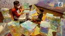Anak bersama guru bermain di sela-sela pembukaan Studio Ganara Art di PIK Avenue, Jakarta (14/06/2022). Menyambut libur sekolah lembaga pendidikan seni dan budaya yang didirikan Tita Djumaryo membuka Studio Ganara Art yang ketiga. (Liputan6.com/Fery Pradolo)