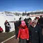 Keluarga berjalan melewati tenda di sebuah kamp yang didirikan oleh pemerintah di kota Kahramanmaras, Turki tenggara, dua hari setelah gempa kuat melanda wilayah tersebut, pada 8 Februari 2023. Warga masih banyak yang mengungsi takut terjadi gempa susulan. (AFP/Ozan Kose)
