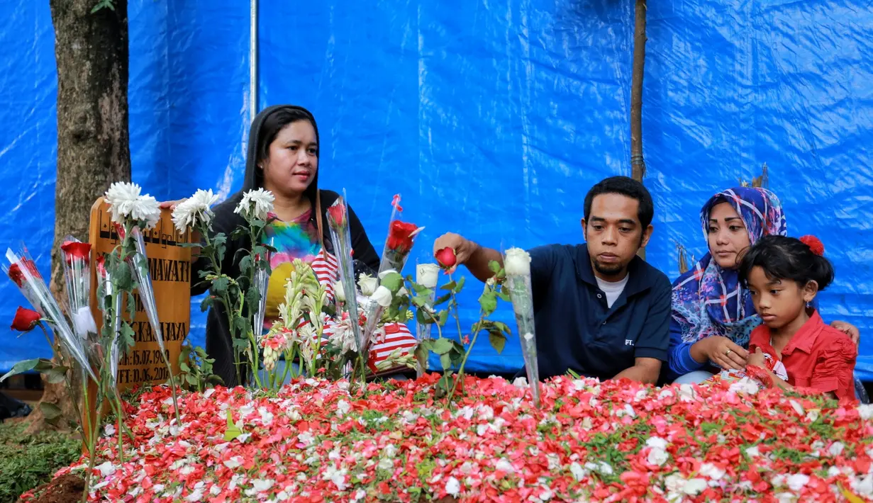 Sosok Julia Perez memiliki tempat yang istimewa di hati para penggemarnya. Tak heran jika banyak di antara mereka yang berlinang air mata ketika mendengar kabar soal kepergian idolanya tersebut. (Adrian Putra/Bintang.com)