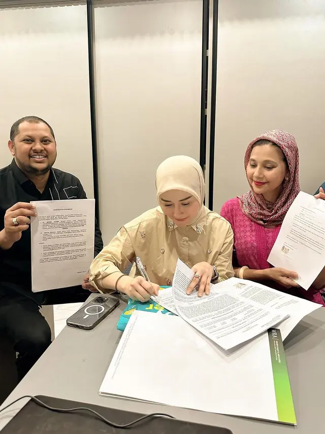 Potret Marrisya Icha didampingi kuasa hukum dan Ayu Azhari mencabut laporannya terhadap Medina Zein (Sumber: Instagram/@ayukhadijahazhari)