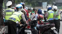 Petugas Polisi menindak pelanggar lalu lintas (Liputan6.com/Helmi Affandi) 