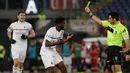 Pemain AC Milan, Franck Kessie mendapat kartu kuning saat bertanding melawan AS Roma pada laga pekan ke-22 Serie A di Stadion Olimpico, Roma, Italia, Minggu (3/2). AS Roma  menahan imbang AC Milan 1-1. (AP Photo/Gregorio Borgia)
