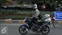 Kendaraan roda dua melintas di Jalan Raya Cikarang, Jawa Barat, Jumat (1/7). (Liputan6.com/Gempur M Surya)