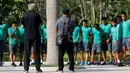 Para pemain Timnas Indonesia berdoa bersama usai melakukan sesi latihan ringan di Areal Hotel, (07/12/2016). (Bola.com/Peksi Cahyo)