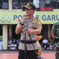 Kapolres Garut AKBP Budi Satria Wiguna, tengah memberikan penjelasan dalam salah satu kegiatan apel memimpin pasukan di mapolres Garut (Liputan6.com/Jayadi Supriadin)