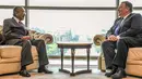 Menteri Luar Negeri AS, Mike Pompeo bertemu dengan Perdana Menteri Malaysia, Mahathir Mohamad di Putrajaya, Kuala Lumpur, Jumat (3/8). Kunjungan Pompeo tersebut untuk mengakhiri lawatan dua hari di Malaysia. (Malaysia Information Ministry via AP)