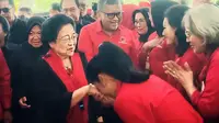 Momen langka terjadi ketika Krisdayanti bertemu Megawati Soekarnoputri dalam konsolidasi dan penguatan internal PDIP di Surabaya, Selasa (12/11/2024). (Foto: Dok. Instagram @krisdayantilemos)