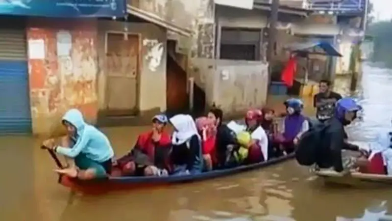 VIDEO: Perjuangan Siswa SMA Terobos Banjir untuk Ikut UN