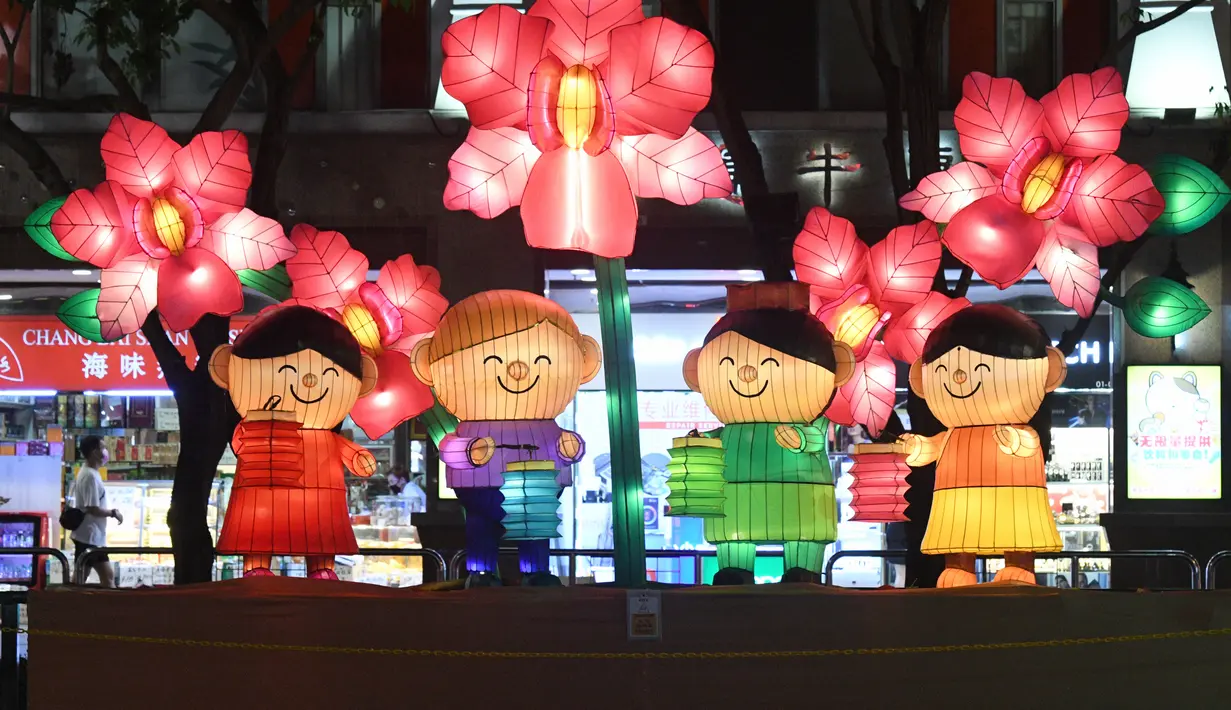 Lentera-lentera cantik dinyalakan untuk menyambut Festival Tengah Musim Gugur di kawasan Pecinan, Singapura (29/9/2020). Tahun ini, festival tersebut jatuh pada 1 Oktober. (Xinhua/Then Chih Wey)