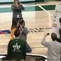 Mana yang lebih mencuri perhatian; long shot yang dilakukan si wanita atau lamaran dari sang pacar setelahnya? (Foto: istimewa)