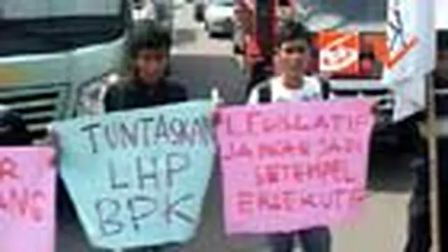 Puluhan mahasiswa memblokade jalan dan menyandera kendaraan dinas DPRD setempat. Mereka kesal sejumlah anggota Dewan melakukan kesalahan karena tak menyepakati temuan BPK. 