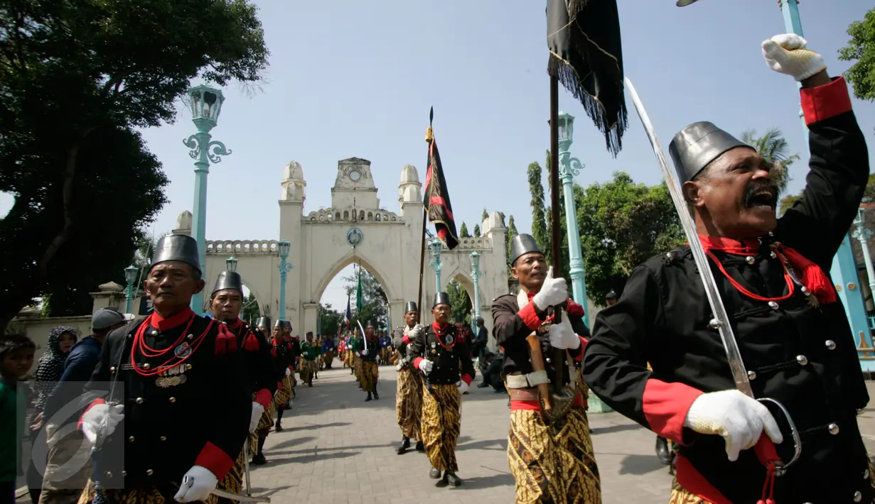 Prajurit Keraton mengawal arak-arakan gunungan pada acara Grebeg Syawal di halaman Masjid Agung Solo, Jawa Tengah, Jumat (8/7). Grebeg Syawal merupakan tradisi Keraton Kasunanan Surakarta untuk merayakan Idul Fitri. (Liputan6.com/Boy Harjanto)