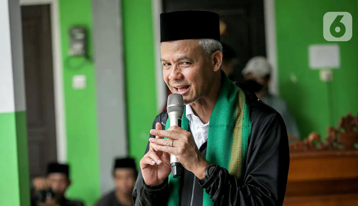 Namun Ganjar berpesan, selain belajar dan berdoa, para santri di diminta tak melupakan restu dari orang tua masing-masing. (Liputan6.com/Faizal Fanani)