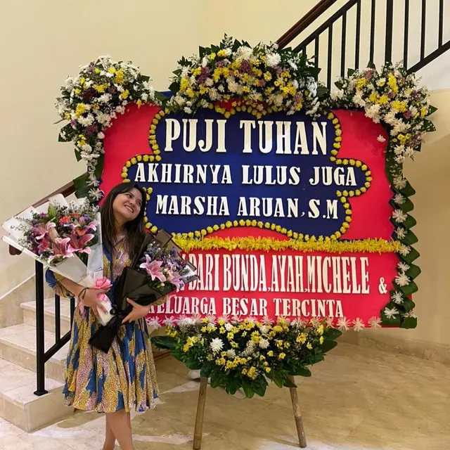 Raih Gelar Sarjana, Ini 6 Momen Bahagia Kelulusan Marsha Aruan