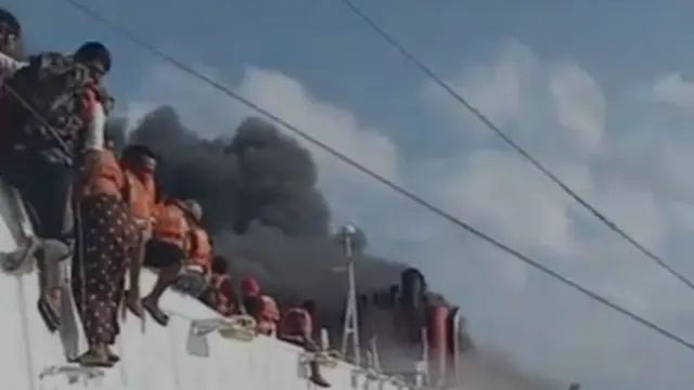 Evakuasi Penumpang KMP Mutiara 2 Terbakar di Perairan Sumenep. (tangkapan layar video).
