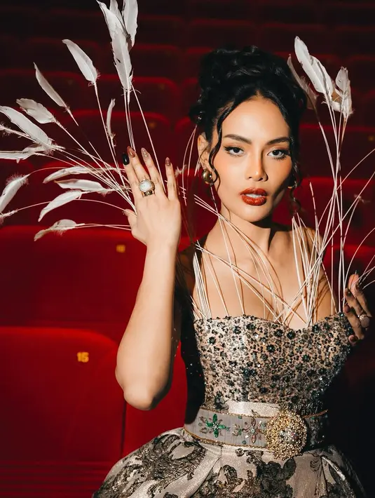 Penampilan ini semakin dipertegas dengan styling dari @lionardychoky, yang memberikan keseimbangan sempurna antara keanggunan dan keberanian dalam eksplorasi fashion.  [@snap.nuel].